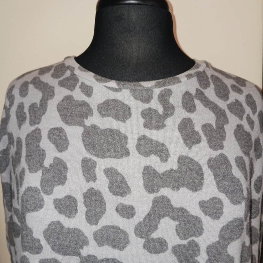 Time and Tru Gray Leopard Print Long Sleeve‎ Crew Neck Top Sweater S